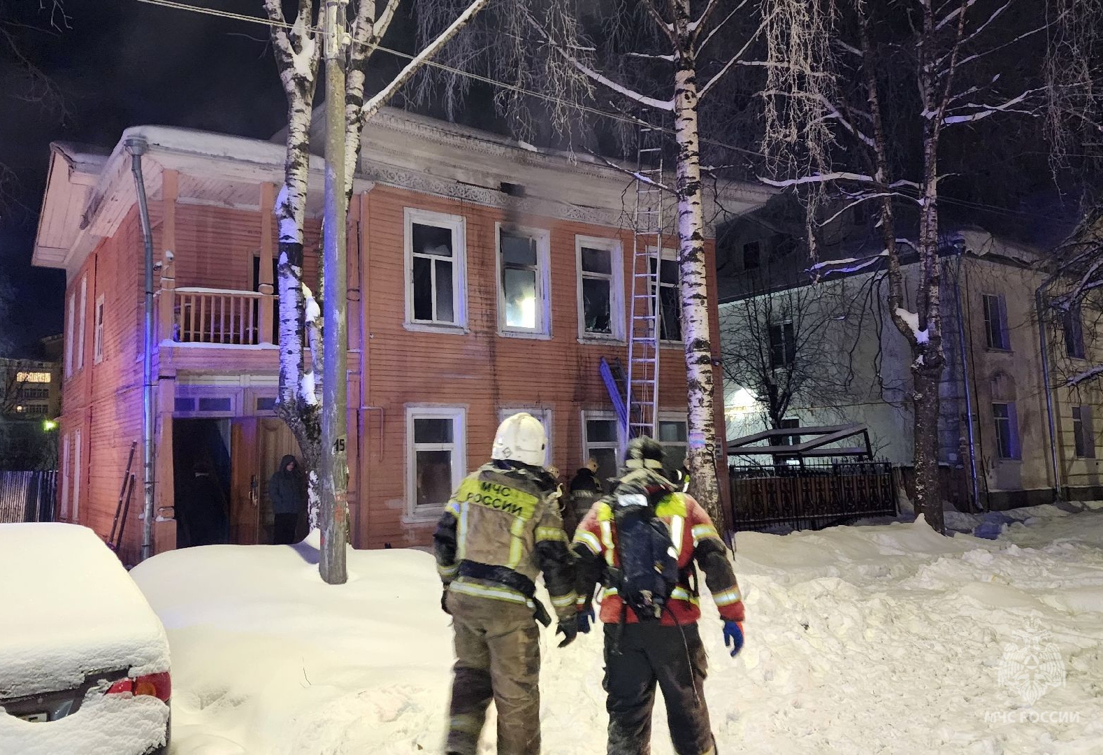 Пожилая женщина с внучкой оказались в больнице после пожара в жилом доме в  Вологде